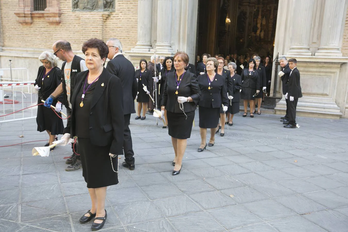 Los granadinos devotos se echan a las calles para ver a la Virgen de las Angustias 