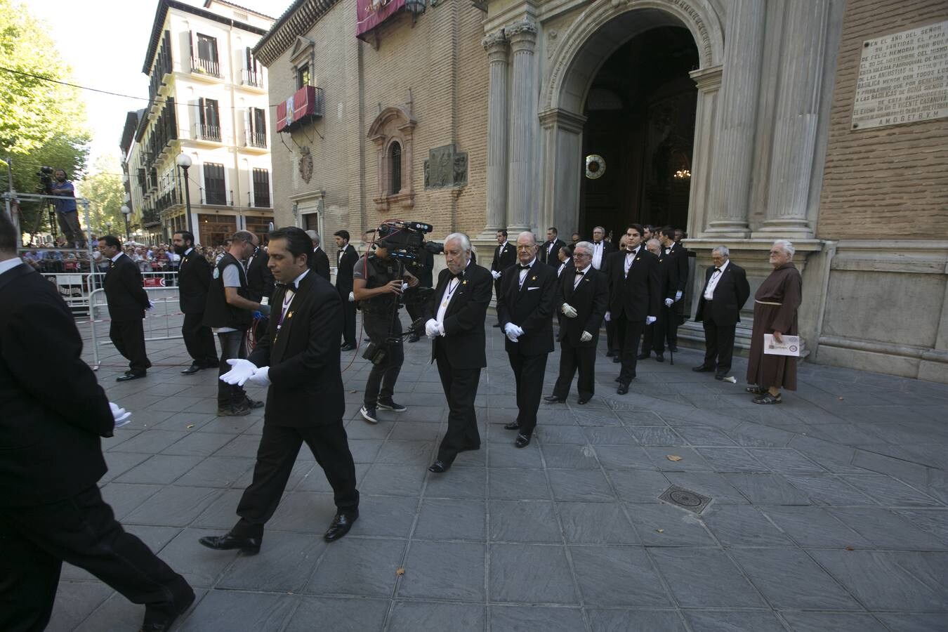 Los granadinos devotos se echan a las calles para ver a la Virgen de las Angustias 