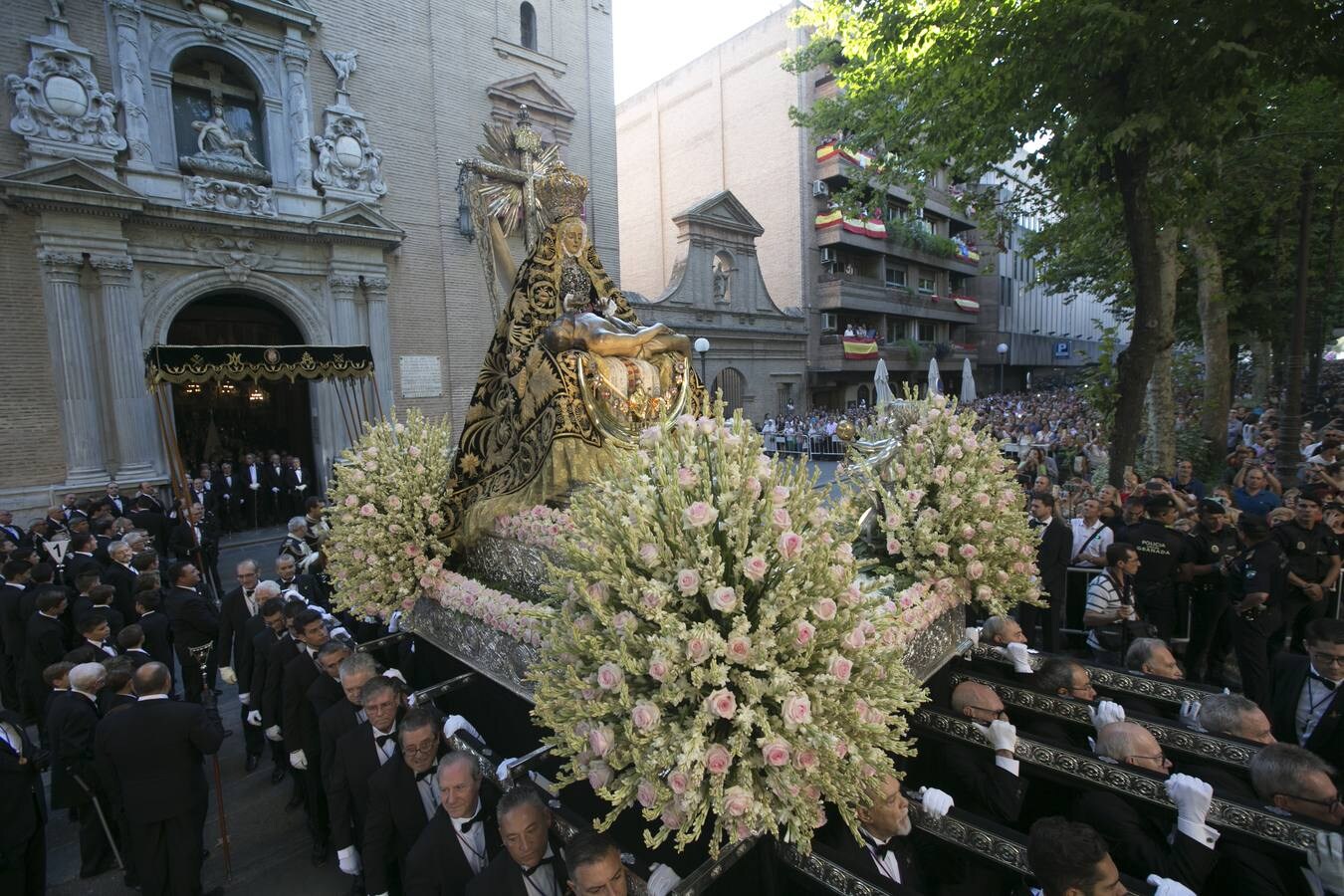 Los granadinos devotos se echan a las calles para ver a la Virgen de las Angustias 