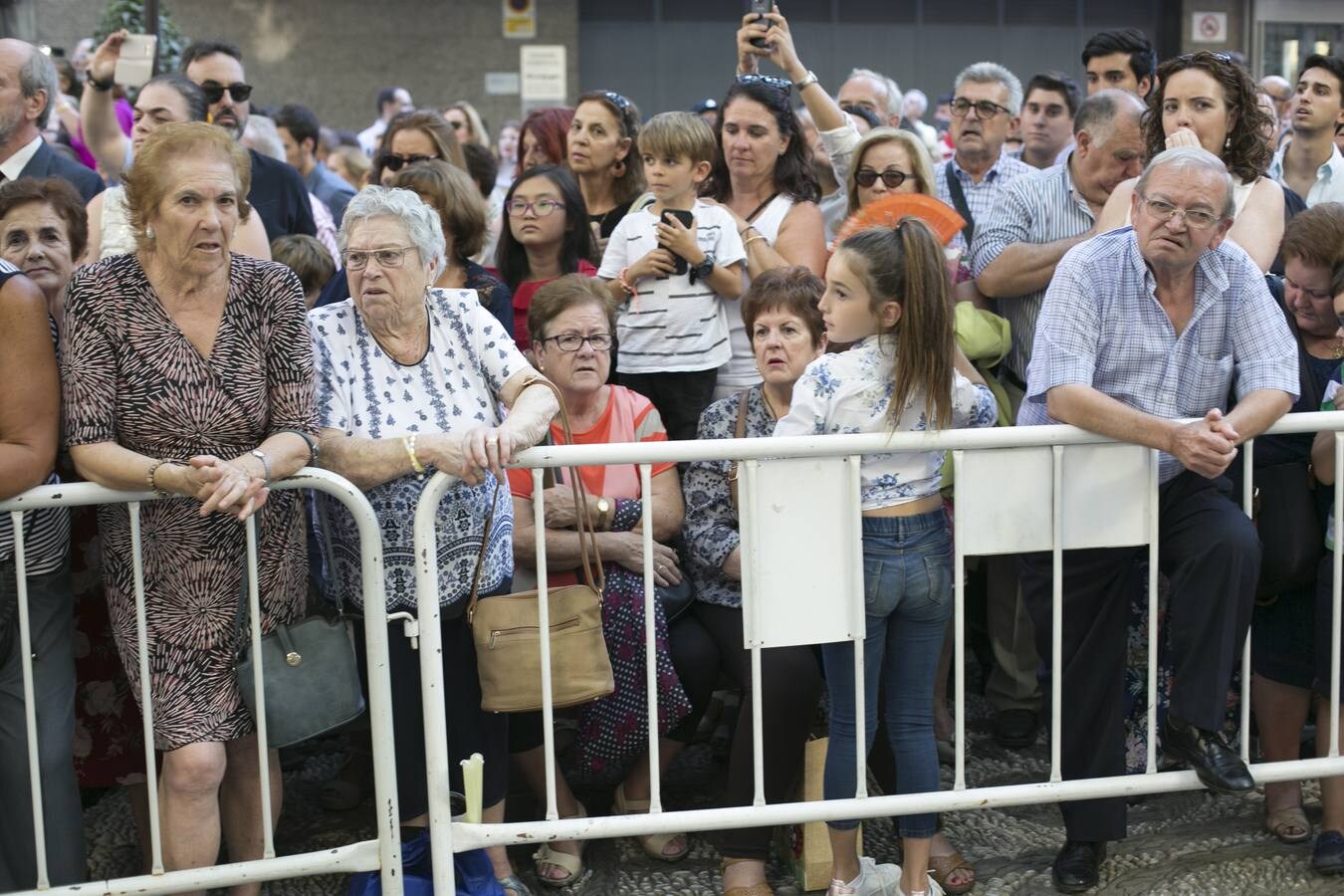 Los granadinos devotos se echan a las calles para ver a la Virgen de las Angustias 