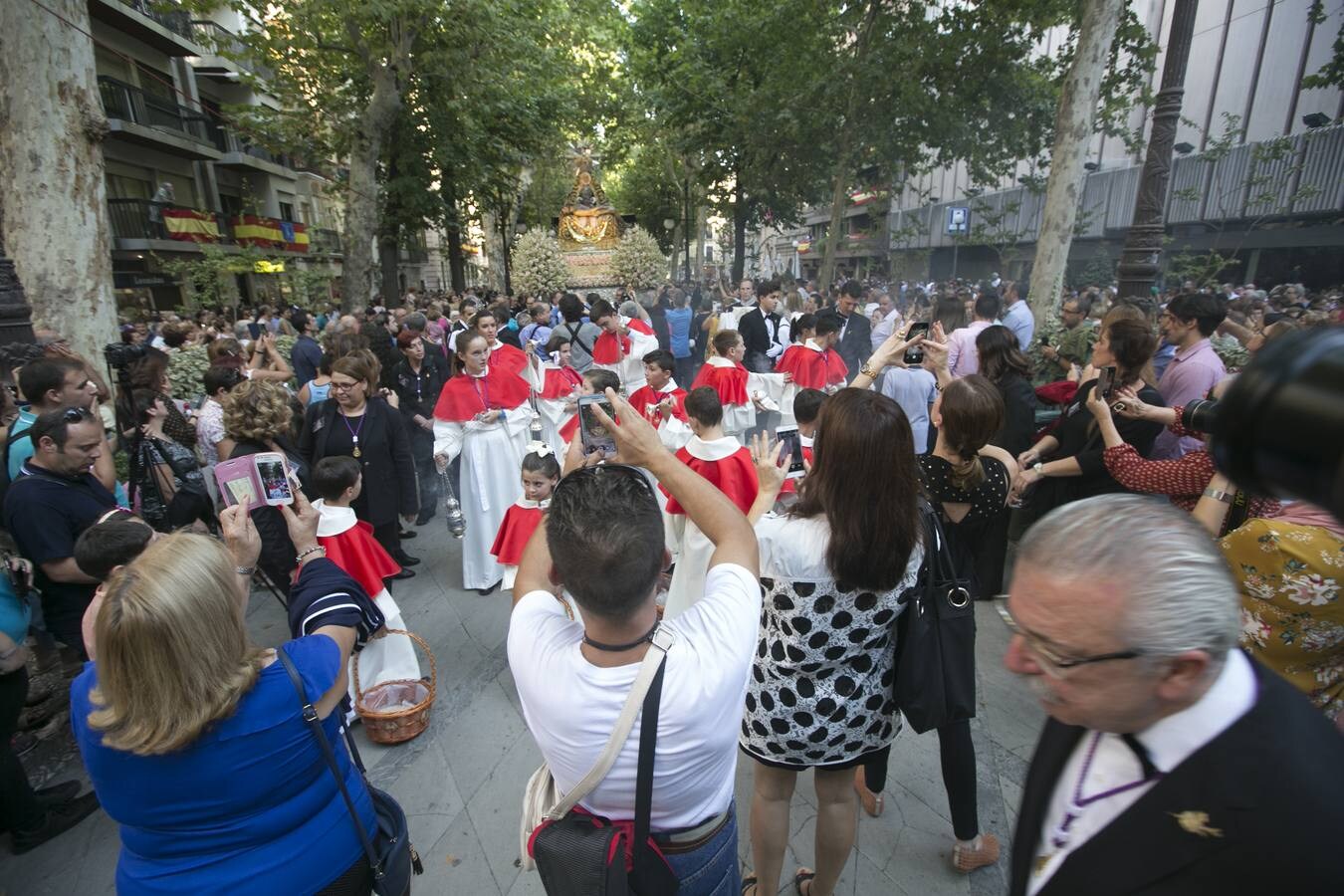 Los granadinos devotos se echan a las calles para ver a la Virgen de las Angustias 