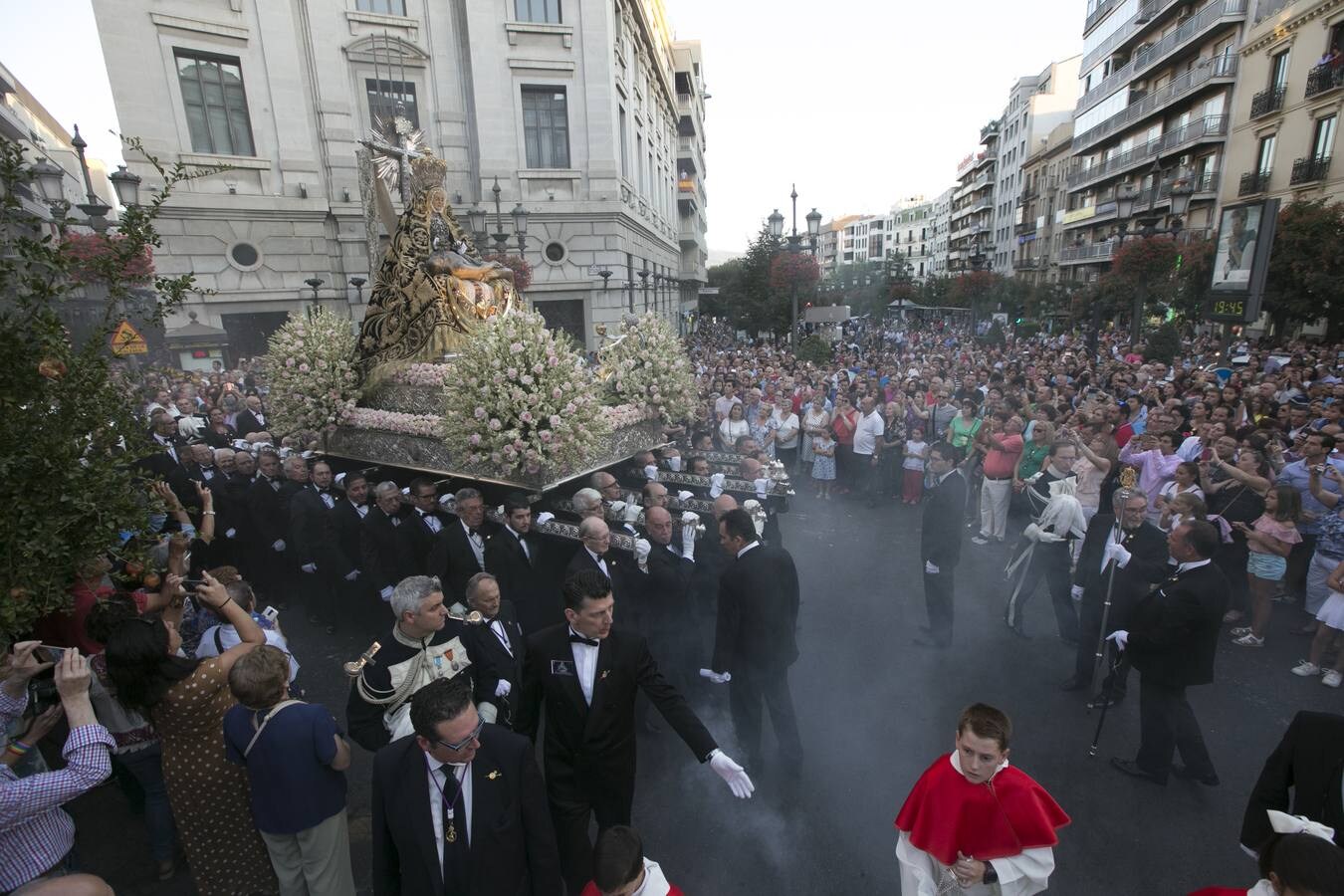 Los granadinos devotos se echan a las calles para ver a la Virgen de las Angustias 