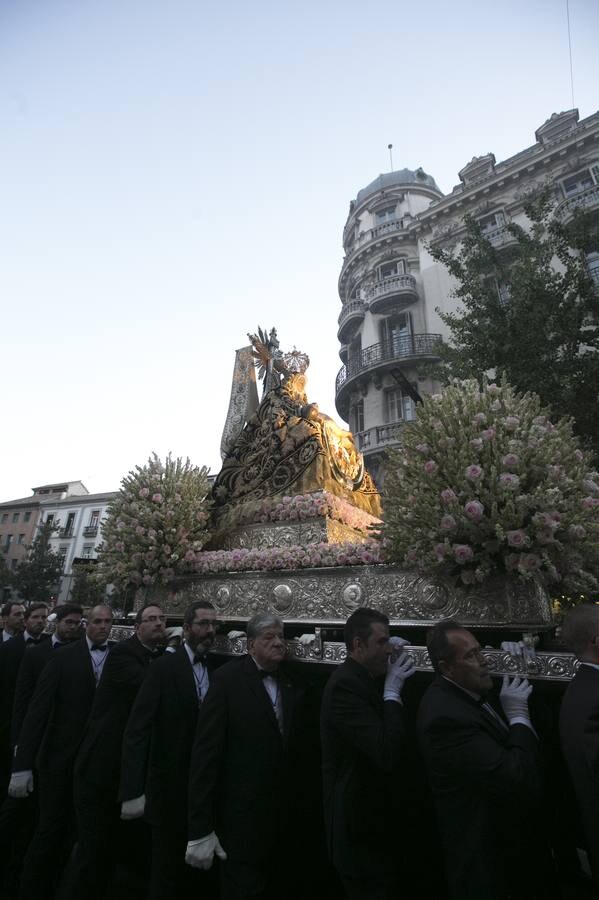 Los granadinos devotos se echan a las calles para ver a la Virgen de las Angustias 