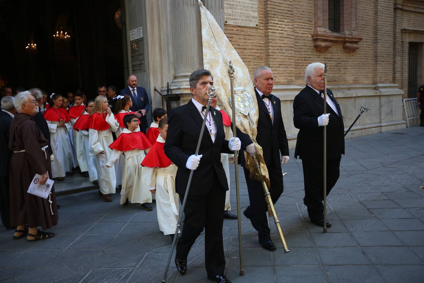 Como cada año la Virgen de las Angustias recorrió las principales vías de la capital acompañada por miles de devotos en una estampa que se repite cada último domingo de septiembre