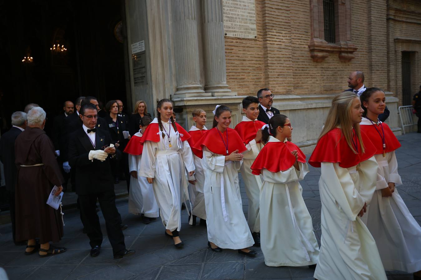 Como cada año la Virgen de las Angustias recorrió las principales vías de la capital acompañada por miles de devotos en una estampa que se repite cada último domingo de septiembre