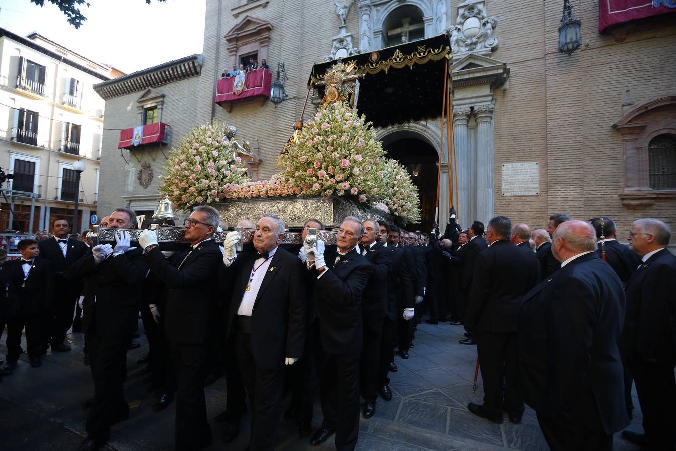 Como cada año la Virgen de las Angustias recorrió las principales vías de la capital acompañada por miles de devotos en una estampa que se repite cada último domingo de septiembre