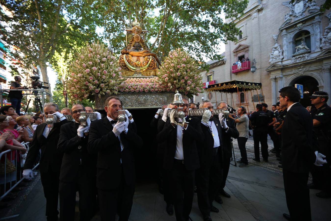 Como cada año la Virgen de las Angustias recorrió las principales vías de la capital acompañada por miles de devotos en una estampa que se repite cada último domingo de septiembre