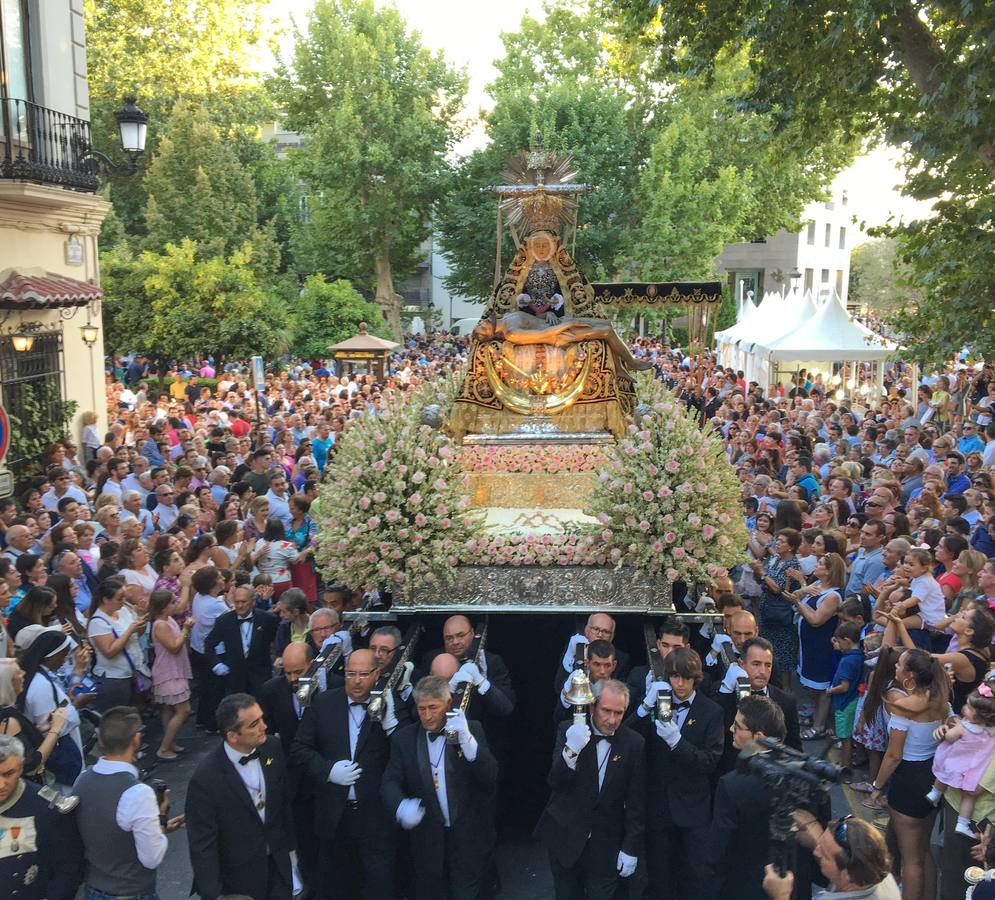 Como cada año la Virgen de las Angustias recorrió las principales vías de la capital acompañada por miles de devotos en una estampa que se repite cada último domingo de septiembre