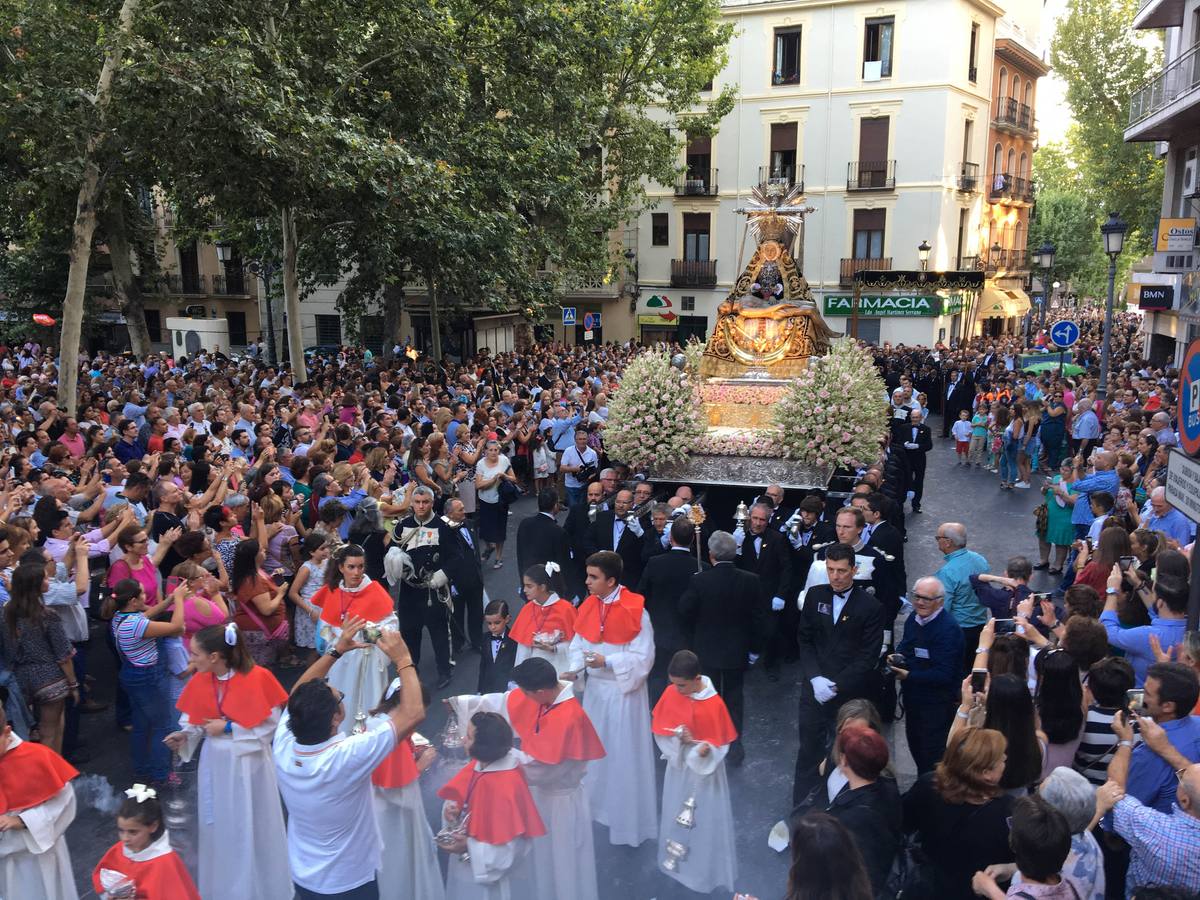 Como cada año la Virgen de las Angustias recorrió las principales vías de la capital acompañada por miles de devotos en una estampa que se repite cada último domingo de septiembre