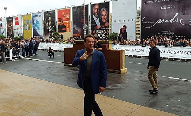 Arnold Schwarzenegger llega al María Cristina. 