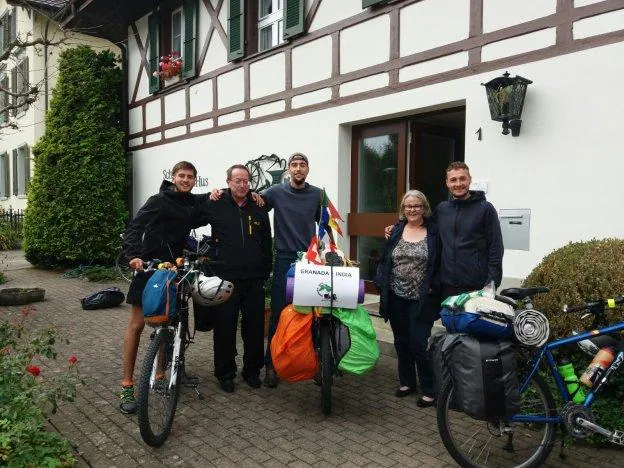 Los granadinos que pedalean por la Vega hasta la India, a su paso por Suiza. 