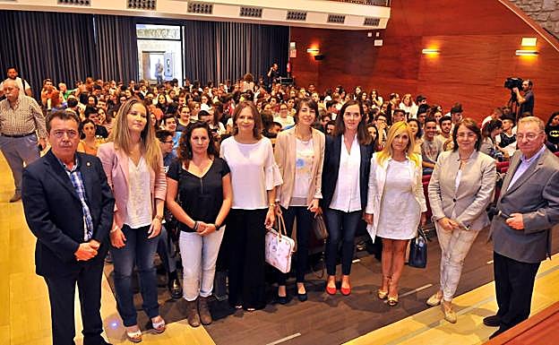 A la mesa redonda asistieron los estudiantes de varios centros educativos de Linares y Baños de la Encina. 