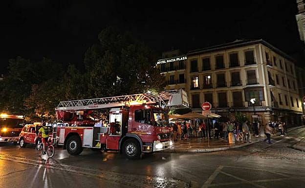 Imágenes del incendio declarado en el centro de Granada.