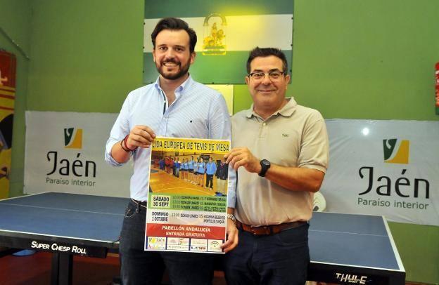 Rafael Sampedro y Esteban Rodríguez posan con el cartel del evento de este fin de semana . 