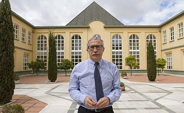 Joan Carles March cesará hoy como director de la Escuela de Salud Pública