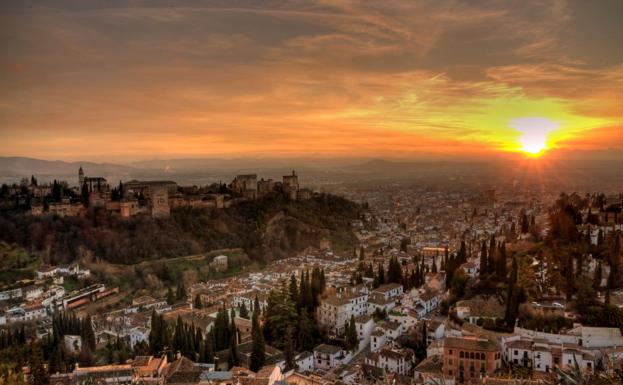 La puesta de sol sobre la Alhambra gana el premio a la más bella de España  | Ideal