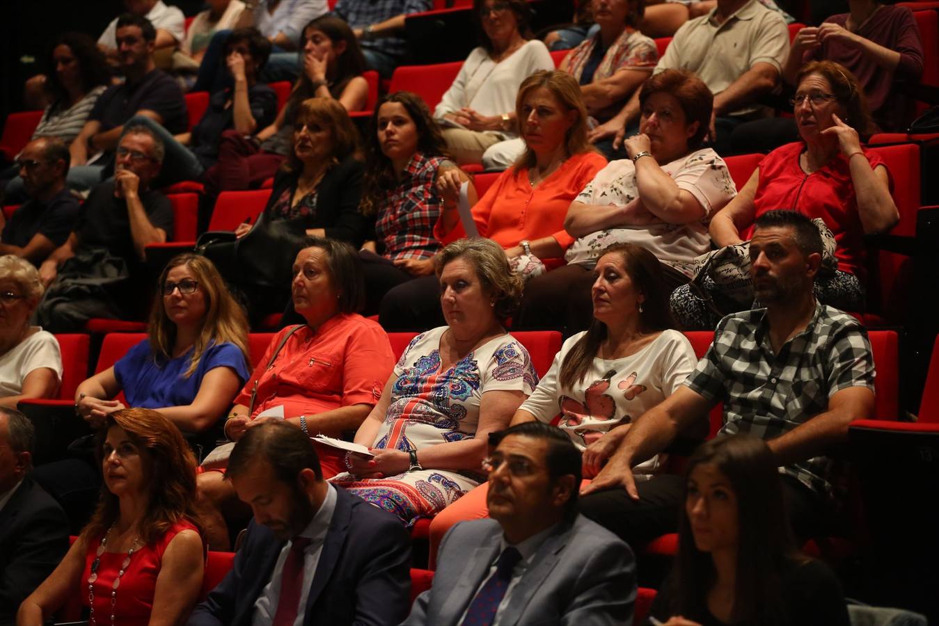 El Teatro CajaGranada acogió anoche un nuevo Foro de Salud de IDEAL en torno a los desórdenes como la anorexia y la bulimia