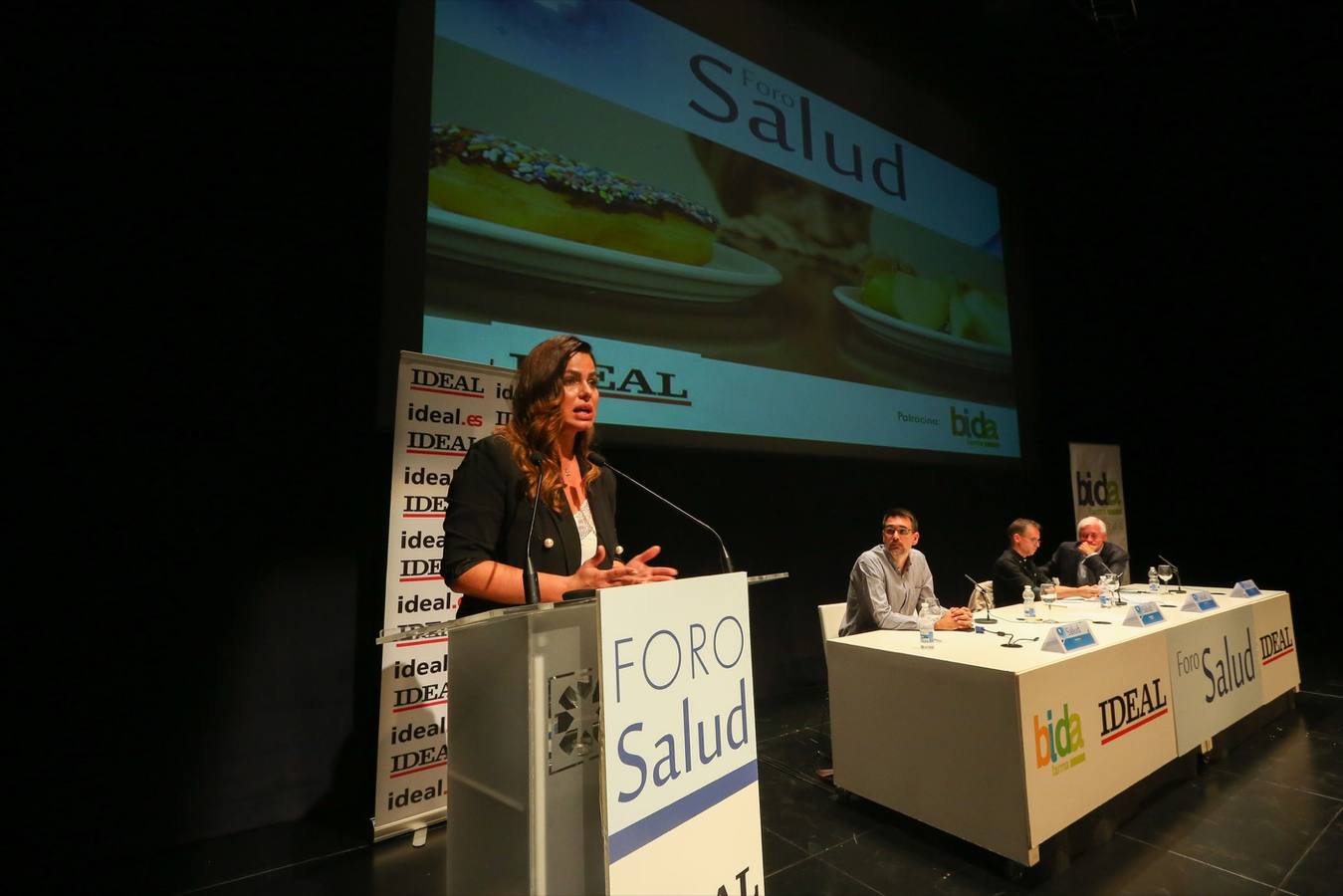 El Teatro CajaGranada acogió anoche un nuevo Foro de Salud de IDEAL en torno a los desórdenes como la anorexia y la bulimia