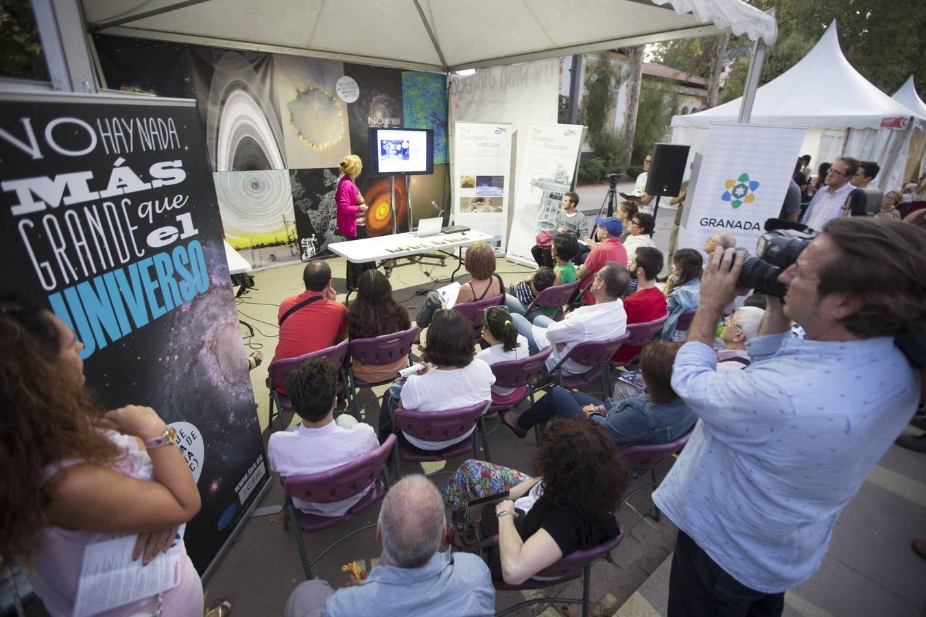 Miles de granadinos participaron este viernes en los actos con motivo de la Noche de los Investigadores