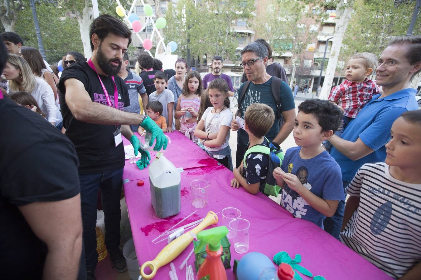 Miles de granadinos participaron este viernes en los actos con motivo de la Noche de los Investigadores