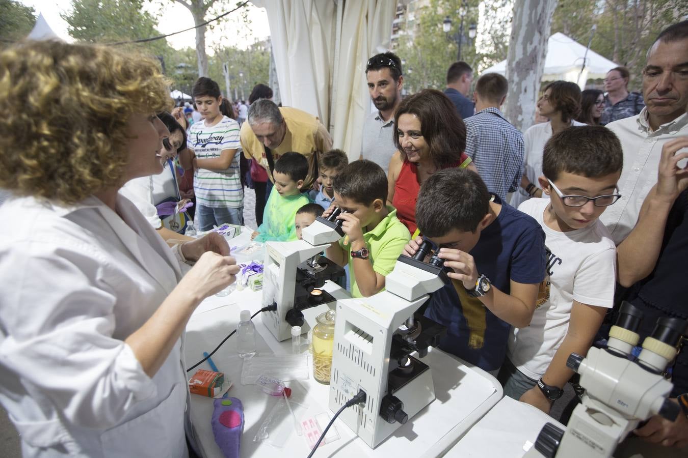 Miles de granadinos participaron este viernes en los actos con motivo de la Noche de los Investigadores