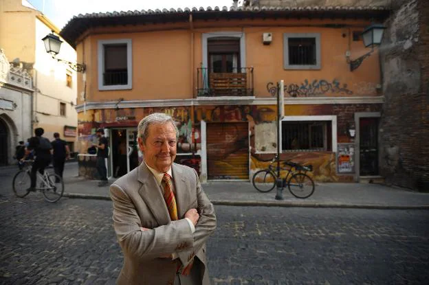 Daniel Lozano Magaña, delante del local donde montó su primer negocio, junto al granadino Arco de Elvira, donde su padre abrió una churrería en los años 40.