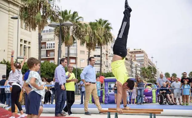 Miles de niños salen en Almería a la calle en la jornada 'Mueve la calle. ¡Actívate!'