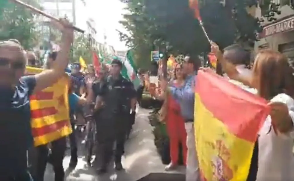Tensión en Granada al cruzarse una marcha 'pro referéndum' con concentrados "por la unidad de España"