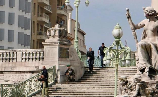 Policía en la zona cercana al ataque en Marsella.