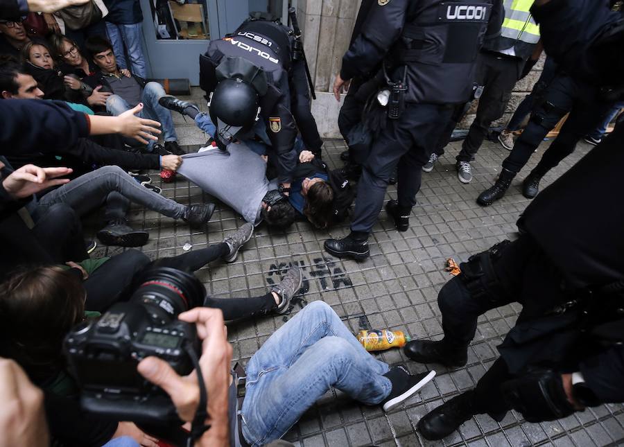 Los agentes retiran a los concentrados de la zona más cercana a los colegios electorales entre gritos de «independencia» y «queremos votar»