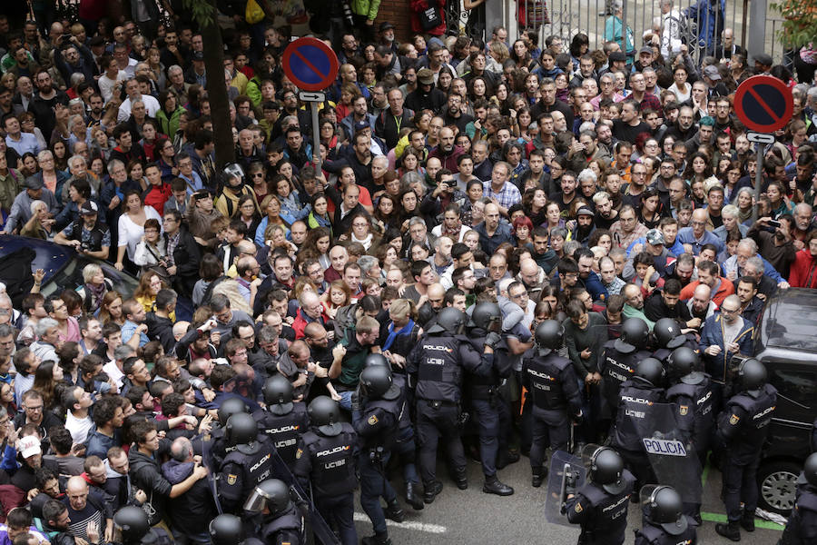 Los agentes retiran a los concentrados de la zona más cercana a los colegios electorales entre gritos de «independencia» y «queremos votar»