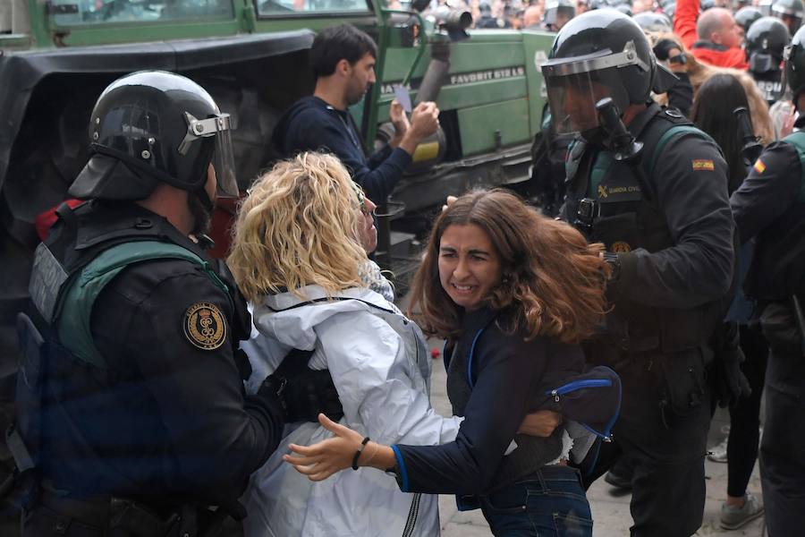 Los agentes retiran a los concentrados de la zona más cercana a los colegios electorales entre gritos de «independencia» y «queremos votar»