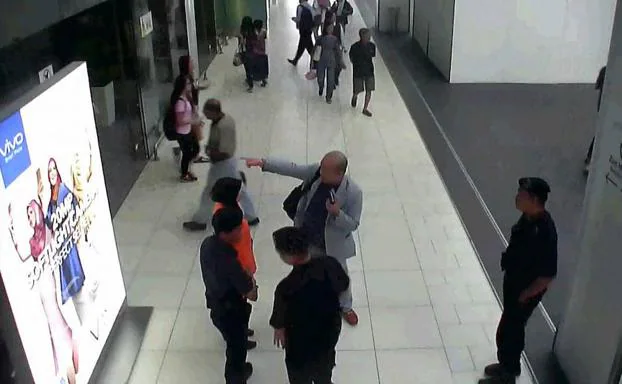 Kim Jong-Nam (c) habla con el personal de seguridad del aeropuerto de Kuala Lumpur.