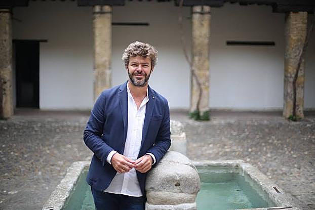 Pablo Heras-Casado, director del Festival Internacional de Música y Danza, ayer en el Corral del Carbón, sede -todavía- de la oficina del mismo. 