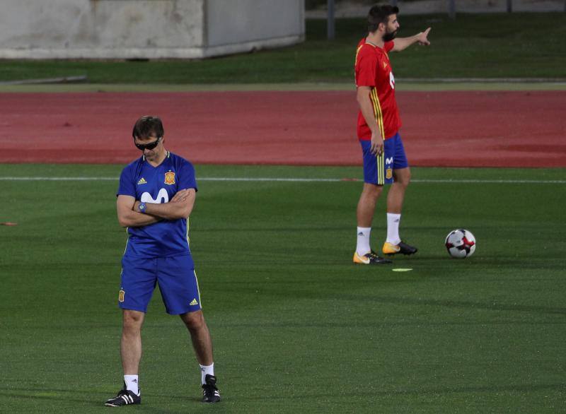 Los aficionados españoles recibieron a Gerard Piqué con insultos y abucheos, y pancartas reclamando su marcha inmediata de la selección española.