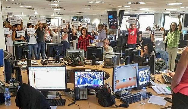 Un momento de la protesta de ayer de varios periodistas de TVE en la redacción. La foto la subió a las redes sociales Marga Gallego.