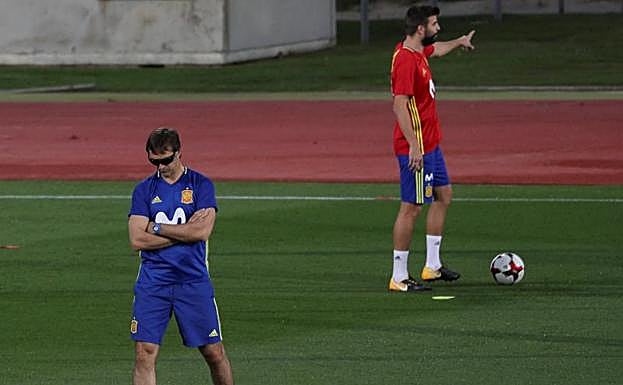 Julen Lopetegui y Gerard Piqué, durante el entrenamiento de la selección española de este lunes.