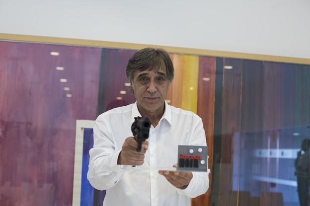 El cineasta Agustín Díaz Yanes empuña la pistola que representa el premio de Granada Noir.