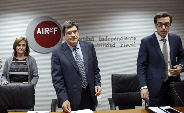 El presidente de la AIReF, José Luis Escrivá (c).