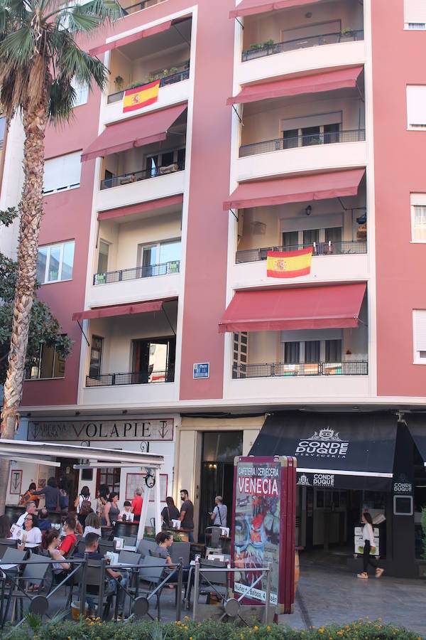 Muchos jienenses se 'adelantan' al alcalde, colocando la rojigualda en sus balcones y ventanas