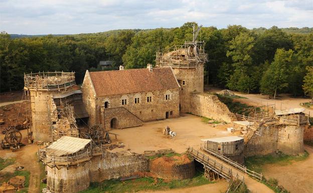 Llevan 20 años construyendo en Francia un castillo medieval usando técnicas medievales