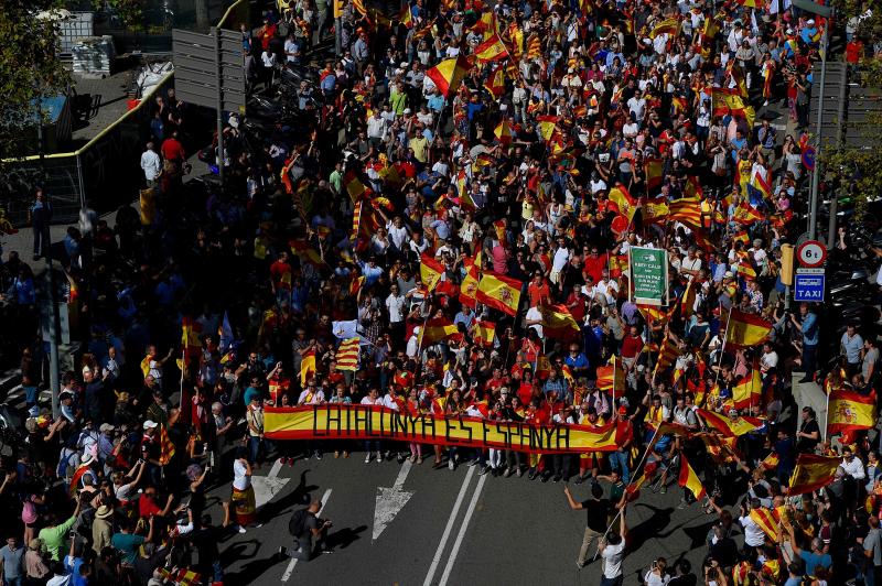 Miles de personas se conentran en la capital catalana para «recuperar la sensatez»