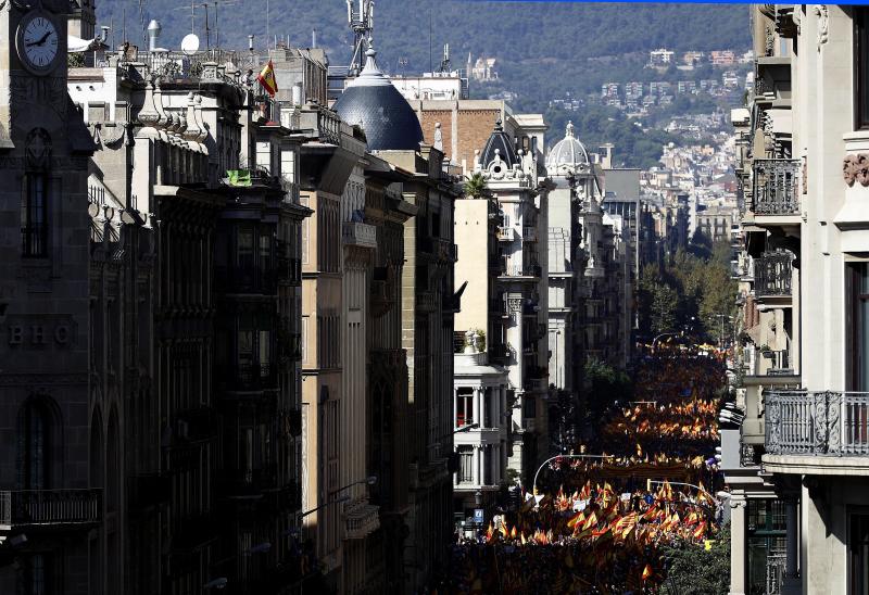 Miles de personas se conentran en la capital catalana para «recuperar la sensatez»