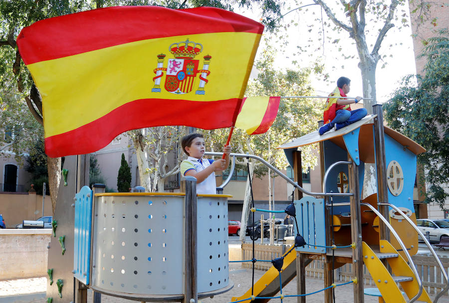 A partir de las 12:00 horas se concentran miles de personas en la capital catalana para «recuperar la sensatez»