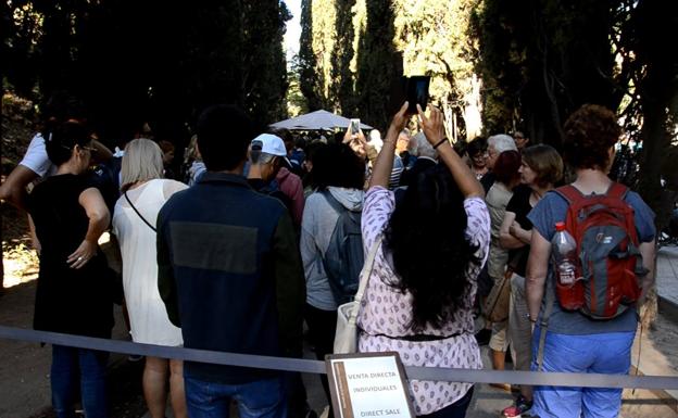 Cola de personas esperando para conseguir una entrada esta mañana