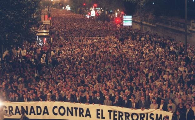 Miles de personas se manifiestan por las calles de Granada, en repulsa por el asesinato del jefe fiscal del TSJA, Luis Portero. 
