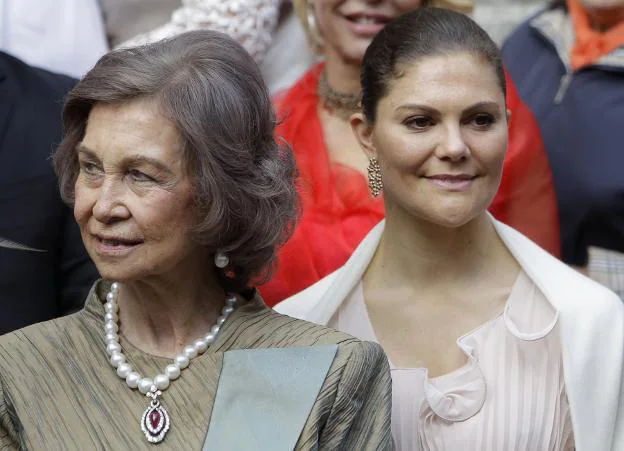 La reina Sofía lució el colgante en la boda de Filip de Serbia.