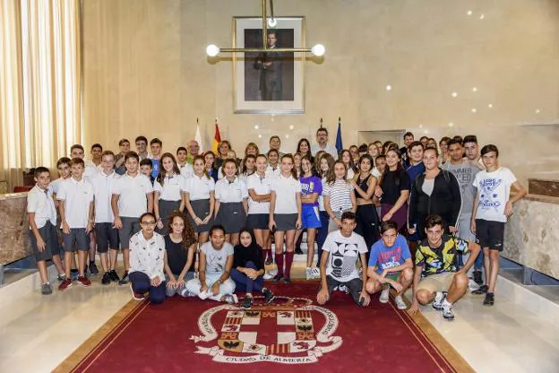 Los alumnos de ambos centros, ayer en el Salón de Plenos del Ayuntamiento de Almería.