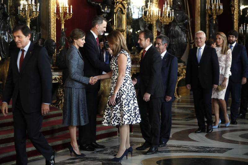 Consternación y gestos serios han sido la tónica general en la tradicional recepción que los Reyes ofrecen en el Palacio Real tras el desfile del 12 de octubre