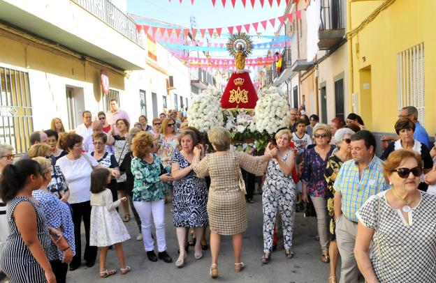 Nuestra Señora del Pilar recorrió las calles de la barriada ante el fervor popular de los vecinos. 